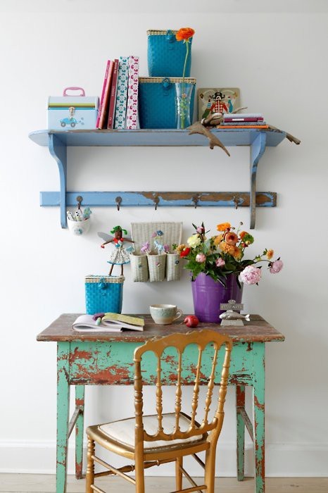 ✈一張綠色桌子+藍色層板掛勾+紫色花瓶=復古又色彩豐富家的角落✈