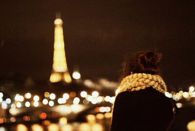 开始的开始，我为你而执着，因为我爱上了你。最后的最后，我为你而哭泣，因为我失去了你。只留下中间的中间，我们一起快乐，一起幸福。宁愿笑着流泪，也不哭着说后悔。曾几何时，在一段短暂的时光里，我们以为自己深…