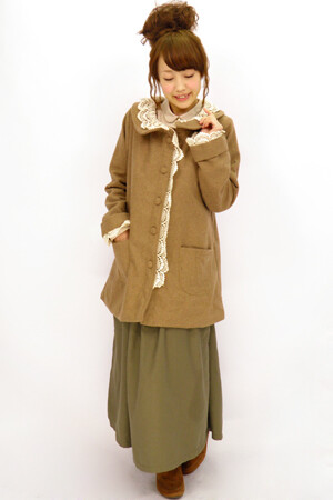 土黄色棉服外套