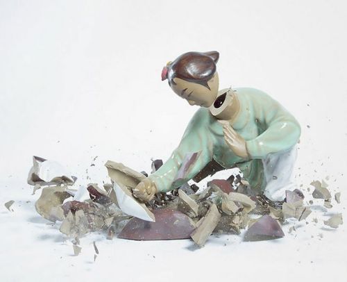 对瓷像而言，德国摄影师Martin Klimas显然不是个合格的主人，因为在摄影师的porcelain figurines系列作品中 、碎裂的瓷像是作品中唯一的主角。在拍摄时，Matinu使瓷像从近3米的高度摔落，并用高速摄影采集瓷像落地的…