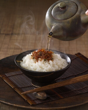 随宜淡饭清茶外，困卧闲行几个知。