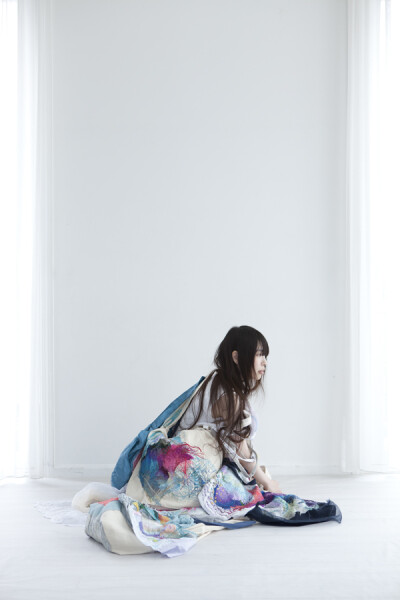 好像颜料打翻在身上，喜欢这样飘飘渺渺的感觉。刺绣艺术家Yumiko Arimoto(有本ゆみ)，1986年出生于日本奈良，毕业于京都造形艺术大学。她擅长用轻盈的彩线来绣制繁复而极具自然之感的作品，透出无限飘渺的梦幻之美。