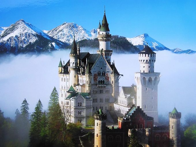 世界十大最美城堡——德国新天鹅城堡：德国最著名的两座城堡中的另一座，路德维希二世的杰作。有欧洲城堡皇冠的美誉。从新天鹅堡远眺，眼前是由法尔格湖，阿尔高阿尔卑斯山和菲森组成的广袤风景。因其壮观美丽及高贵的气质，也被称为是“最接近童话的地方”。