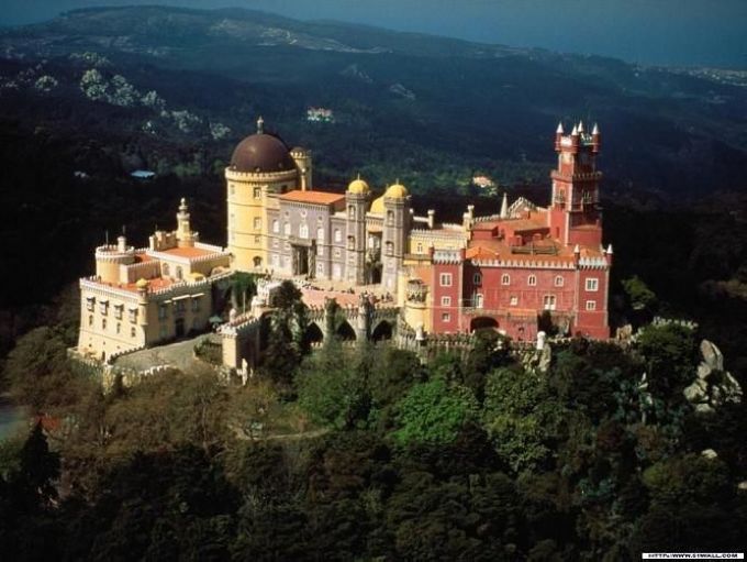 世界十大最美城堡——葡萄牙佩纳城堡：佩纳宫(Palacio da Pena)是国王离宫，它耀眼、奇特、矫饰的身姿看上去像一座乐园式的城堡。主要建于1840－－1850年，最终完工于1885年，即费迪南德逝世那年。居住在此地区的其他达官显贵，按照同样的理念建筑官邸，使得辛特拉成为欧洲浪漫派建筑的中心，其公园与庭园风格更深深影响及后世的景观美化设计。由于深具文化价值，此一地区于1995年获联合国教科文组织列为世界遗产。