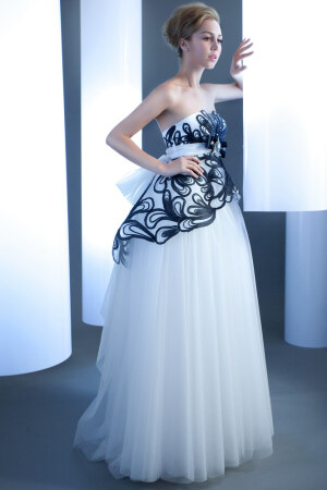 缘分，有人说一生中早已冥冥注定，是月下老人早就系好的红绳；有人说，缘分只是—种比较玄的说法，是两个人从相识到相知的过程。 　　人海茫茫，我们与无数的人相识过，但相知、相爱，直至找到一位红颜知己相互扶持一生，的确不是一件容易的事！ 　　即将出阁的你，是否正带着希冀的心情期待着这一天的到来？憧憬着披上雪白的婚纱，踏上红色的地毯，与心爱的人在进行曲中徐徐地步入教堂的那一刻？在人们的片片祝福声中，是否更想听到女性朋友窃窃的赞叹之声，看到无比的羡慕神态？ 　　洁白的婚纱，是爱情秋收的果实，是缘分的印证，是少女迈向入生的又一新阶段，更是新娘永远不变的挚爱。