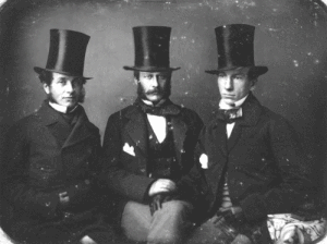 来，看看你帽子下面是什么