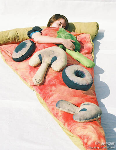  一角比萨睡袋（Pizza slice sleeping bag）外带熟菜枕头