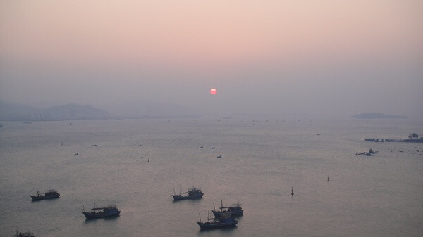 这里是厦门最美的海景房！一边是最美的鼓浪屿风景，一边是演武大桥！ 房间设有观海小吧台，正面对着大海，配有高脚凳，这么浪漫又唯美的夜晚，又可以四个好朋友聚在一起，对海当歌，人生几何？