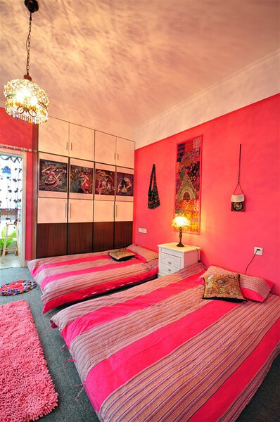 这里是厦门最美的海景房！一边是最美的鼓浪屿风景，一边是演武大桥！ 房间设有观海小吧台，正面对着大海，配有高脚凳，这么浪漫又唯美的夜晚，又可以四个好朋友聚在一起，对海当歌，人生几何？