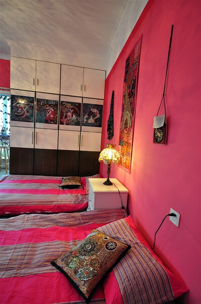 这里是厦门最美的海景房！一边是最美的鼓浪屿风景，一边是演武大桥！ 房间设有观海小吧台，正面对着大海，配有高脚凳，这么浪漫又唯美的夜晚，又可以四个好朋友聚在一起，对海当歌，人生几何？