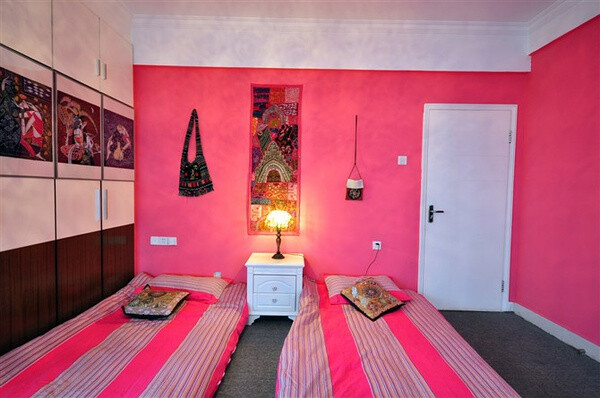 这里是厦门最美的海景房！一边是最美的鼓浪屿风景，一边是演武大桥！ 房间设有观海小吧台，正面对着大海，配有高脚凳，这么浪漫又唯美的夜晚，又可以四个好朋友聚在一起，对海当歌，人生几何？