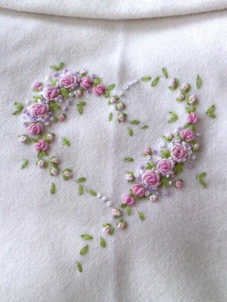心形的细碎绣花