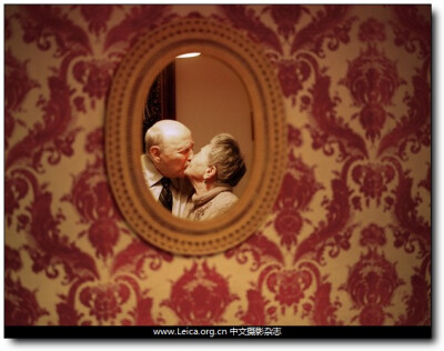 “Love Ever After”是美国女摄影师Lauren Fleishman一个正在进行中的私人拍摄项目，在这个项目中，摄影师以结婚超过50年的恋人为拍摄对象，呈现爱情、亲情与时间之间难以言述的纽带。