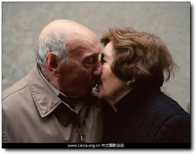 “Love Ever After”是美国女摄影师Lauren Fleishman一个正在进行中的私人拍摄项目，在这个项目中，摄影师以结婚超过50年的恋人为拍摄对象，呈现爱情、亲情与时间之间难以言述的纽带。