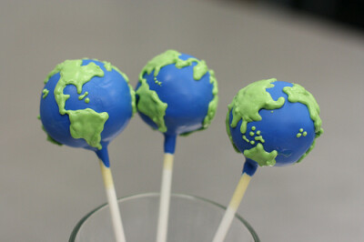 Planet Earth Cake Pops (by Sweet Lauren Cakes)