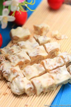 1 棉花糖放入微波炉高火打3分钟至膨胀，软化，带手套取出。2 和入奶粉搅拌均匀。3 放入洗净的熟核桃仁拌匀。4 将拌匀的糖块放在锡纸上按扁冷却，放入冰箱冷藏半小时，取出切小块即可。by 食尚小米