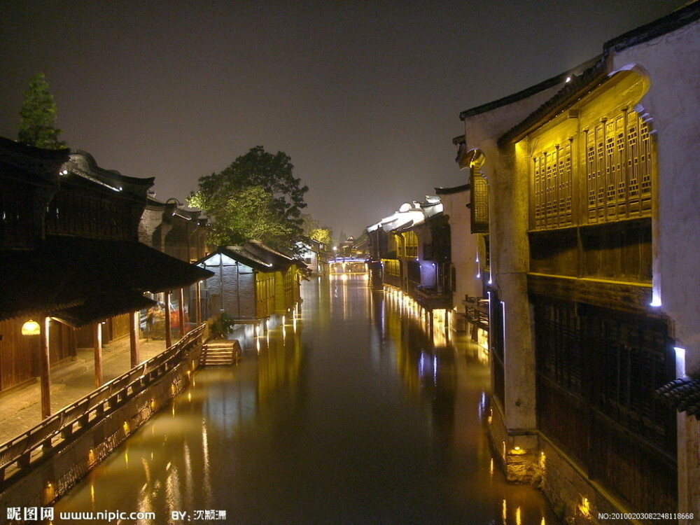 乌镇钟灵毓秀，文人荟萃 ，人才辈出。自宋至清出过 64 名进士，161 名举人。正因为他们才有了乌镇浓厚的文化底蕴，才有了乌镇江南水乡古镇之首的地位。