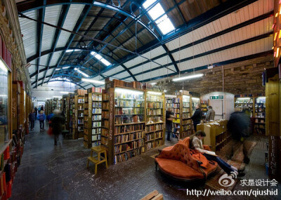 Atlantis Books，圣托里尼岛，希腊。这间书店为水手和海滩上的阅读者准备，相较于罗列出的其他书店，这个沐浴在阳光里的书店显得有些低调，但仍不失可爱。