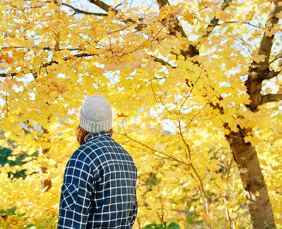 在这个高速度发展，讲究高效率的社会环境下，很少部分人能停下脚下来思考，有着慢生活的生活态度。看到摄影师karin smeds的作品满是惊喜，从中选出了30张静静地思考着的人物作品，从她们的神态，行动，背影给人无限…