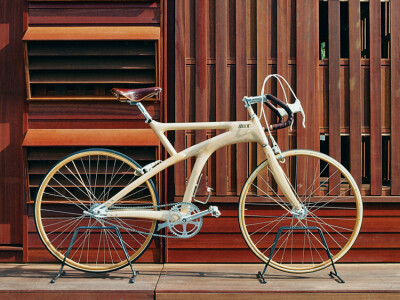 製單車「Ricor’s Wooden Bike」。這輛單車樣品一出，精緻做工與木頭的支架，大膽的概念化為真實單車，可說令人眼睛一亮，作品並立即受邀日本展出。点击链接