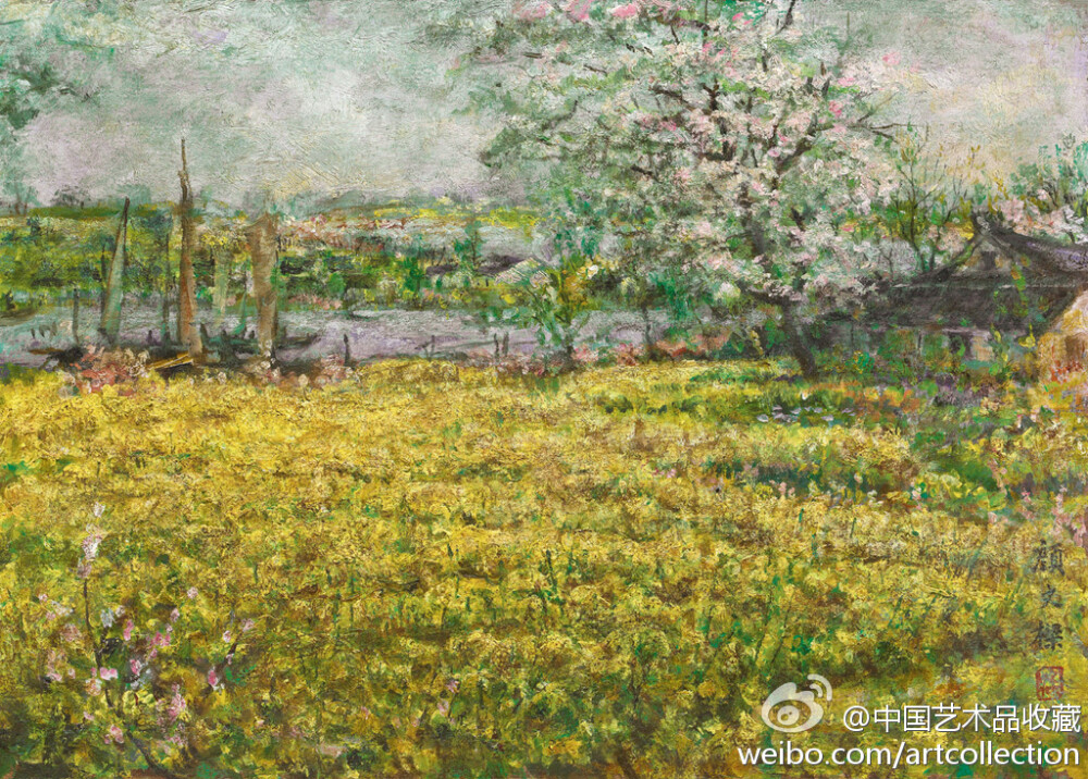 #油画#【 颜文樑 《油菜花田》】纸板，20×28cm。油菜花的金黄连成一片，枝条的新绿在其中跃动，而树上的桃花，云朵与河水折射出的微妙紫罗兰色，就像高低不同的音部，合奏出令人心醉神迷的动人旋律。隐约的房舍与停泊远处的帆船，都使用了沉重的色调，稳定了画面，使丰富而明亮的局部不致孤立、跳脱.