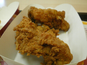 KFC原味鸡 官方：2杯面粉，1/2茶匙食盐，1/2茶匙百里香叶，1/2茶匙罗勒，1/2茶匙oregano 1 汤匙芹菜味的盐，1 汤匙黑胡椒，1 汤匙干燥的芥末，4 汤匙甜椒粉，2茶匙蒜盐，1茶匙生姜，3 汤匙的鸡精（续1）做法：1 在一个大碗混合所有的ingrediants 2 把鸡块蘸入打碎的鸡蛋 3 把它们在面包渣里翻转，使之两面都蘸上面包渣 4 最后把鸡块放进上面1中混合（续2）5。把烤箱升温到350度（建议用炸锅） 6，把鸡块放在一个铁质托盘里，上面盖上锡纸（闪光的那面朝外）7 加热40分钟。8 拿掉锡纸，再做40分钟 9 出锅前5分钟往鸡块上淋一点油 10 出锅后，凉5分钟