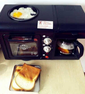 WOW~三位一体的早餐机~面包已经烤好了，现在在煎蛋，右边用咖啡机煮了柠檬红茶，真给力~~~