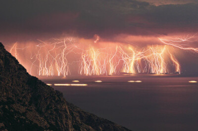 希腊Ikaria岛，70个闪电出现在同一张照片中。