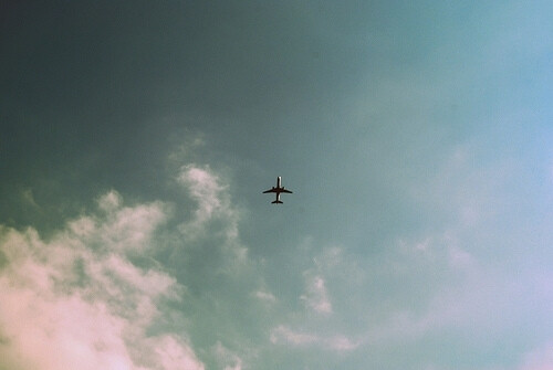 飛機劃過天空，不留痕跡。