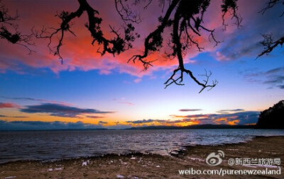 天色渐晚，日暮时分，海滩上的行人渐渐稀少；当海风吹过脸颊，听海浪拍打在岸边，此时整个世界都将为你而旋转，你也将收获闹市中难得的安静 [Waikowhai, Auckland]