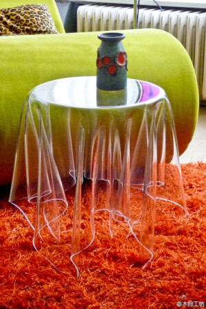 『看不见的边桌』丹麦设计师John brauer作品Essey Illusion，用3毫米的亚克力制作。