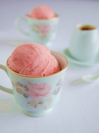 Strawberry ice cream with caramel sauce