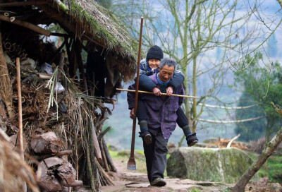 2月20日，雷婆婆年纪大了走不动山路，老谢就背着她走。重庆合川区古楼镇净果村白岩沟水库岸边，青龙山半山腰上住着一对老妻少夫，男的52岁，女的80岁。24年前，当他们决定走到一起时，亲友们都觉得年轻男人是“搞起…