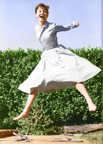 提到50年代的美国 就不得不谈到Audrey Hepburn 她将那个年代时装的风韵在自己身上挥洒的淋漓尽致 伞裙是她的最爱 她拍摄过的电影里 最常出现的也是类似造型 最出名的还是《罗马假日》中逃跑的公主 自然纯净 返璞归真…