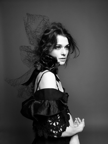 Mly..出英国气质女演员蕾切尔·薇兹（Rachel Weisz)1971年3月7日出生于在英国伦敦的她，从小就活泼好动，只有与母亲一同去看电影时，才有片刻安静，也因此种下对表演的热爱。.和裘德·洛合作的战争巨片《兵临城下》，她在片中饰演万绿丛中一点红的勇敢女大兵。