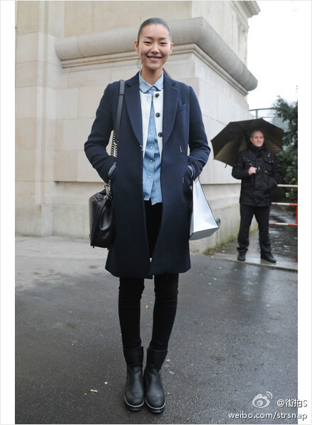 #刘雯#中国时尚界的骄傲 衬衫+白色针织衫+长外套 相信这样的单品每个人的衣柜里都有 不如好好搭配叠穿 可以更加出彩