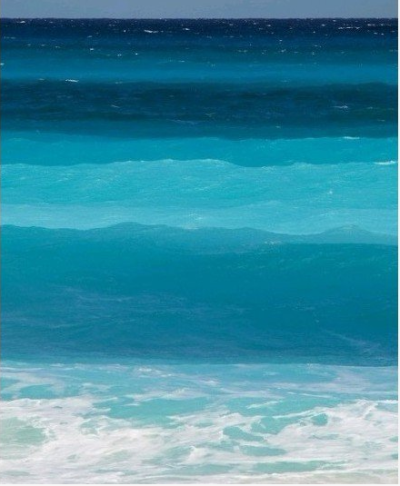 大海，去马尔代夫吧，在那里海的颜色就是这样。