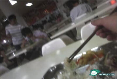 外面吃饭一定要先检查一遍，这个还是用过的（4图）