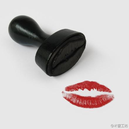 ATYPYK工作室设计的唇印（Kiss Stamp ）。