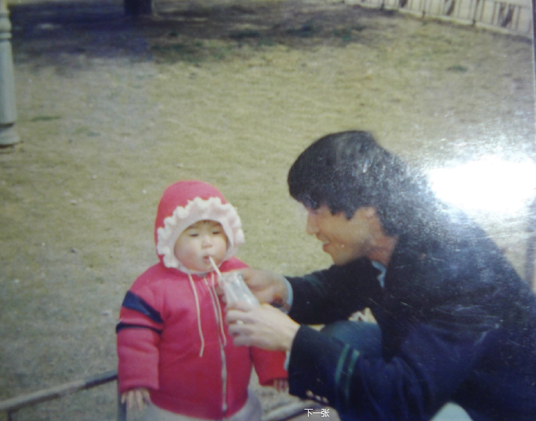 年少时候老爸带我逛公园，买酸奶喝，据说我可以鼓着腮帮子一口气喝完整瓶酸奶，重点在照片左下角用力张开的小手，太尽力了！！