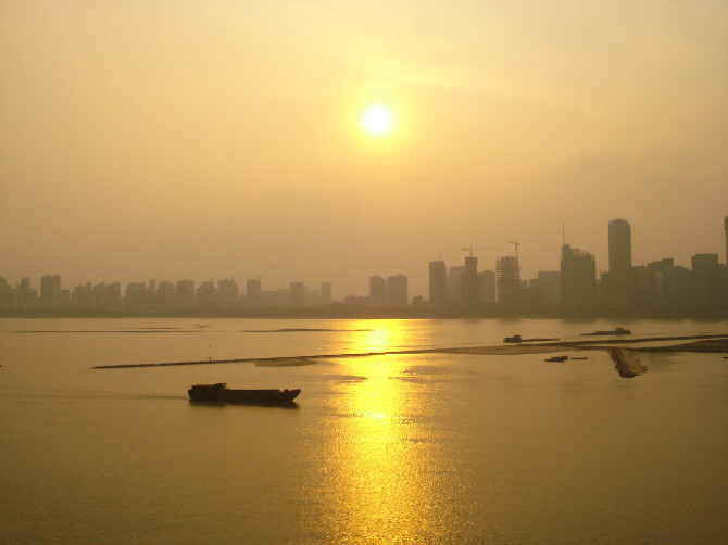 夕阳渲染下的赣江，美得惊心动魄（滕王阁上所拍）