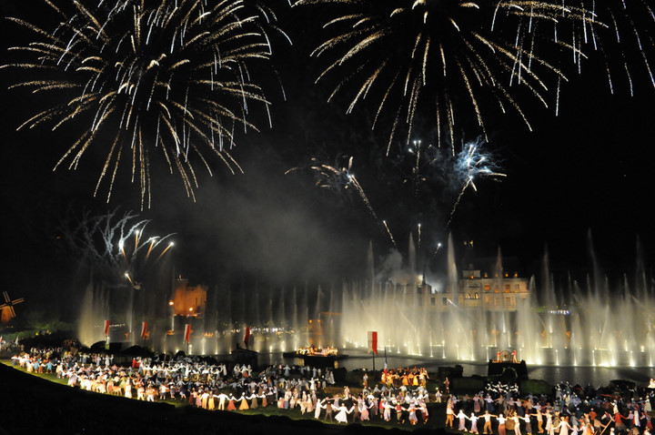 狂人国 (Puy du fou) 法国最有吸引力、最美丽的主题公园之一。位于旺代（Vendee）省。这个公园并不单单只是一个城堡，而是包含了周围15个村落的大公园，在狂人国中心，修建于12世纪，后来被英军在15世纪毁坏的的老城堡中，猎鹰、雕、白头翁等飞禽盘旋在人们头顶，其他村落都上演法国每个历史时代的舞台表演。