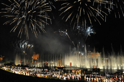 狂人国 (Puy du fou) 法国最有吸引力、最美丽的主题公园之一。位于旺代（Vendee）省。这个公园并不单单只是一个城堡，而是包含了周围15个村落的大公园，在狂人国中心，修建于12世纪，后来被英军在15世纪毁坏的的老城…