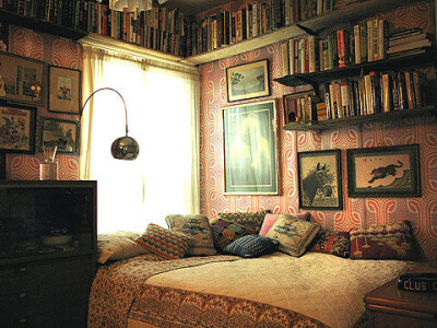 小小的一块地，阳光，床，书籍充满了生活乐趣