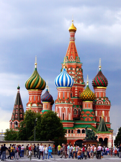 圣巴西尔大教堂（华西里·柏拉仁诺教堂或垛上祈祷教堂），是一个坐落于莫斯科红场的多穹顶教堂。它通常被人们看作是俄罗斯在欧洲及亚洲间独特位置的象征。