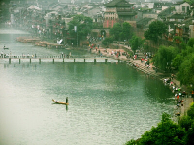 凤凰美。青山绿水，一片祥和之景。