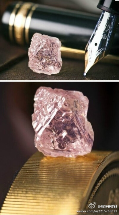 澳大利亚发掘出12.76克拉巨型粉钻】 据法新社2月21日报道，矿业巨头力拓集团21日称其发掘出一颗12.76克拉的粉色钻石，堪称在澳大利亚发现的最大粉钻。