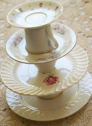 沒有蛋糕架嗎? 利用瓷盤和咖啡杯也可以堆成(flamingotoes.com)