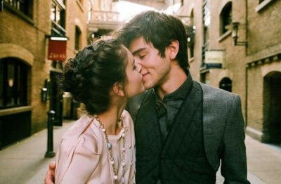 【仲夏夜▪茵梦湖】女人会记得让她笑的男人，男人会记得让他哭的女人，可是女人总是留在让她哭的男人身边，男人却留在让他笑的女人身边。