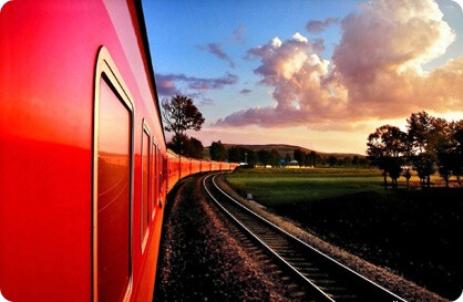 旅行时路过的风景，列车的方向。